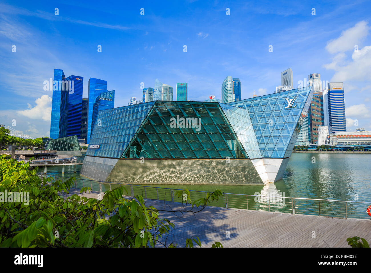 Louis Vuitton Marina Bay esterno del negozio con lo sfondo di Singapore  downtown grattacieli Foto stock - Alamy