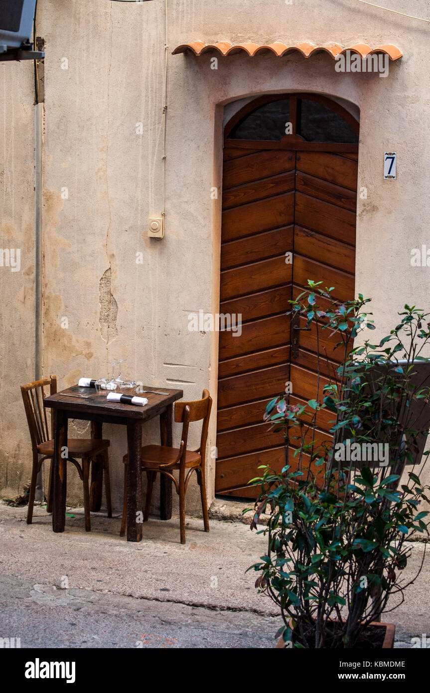 Corsera: outdoor table of a restaurant in the alleys of the old town of Bonifacio, the city built on the site of a citadel dating from the 9th century Stock Photo