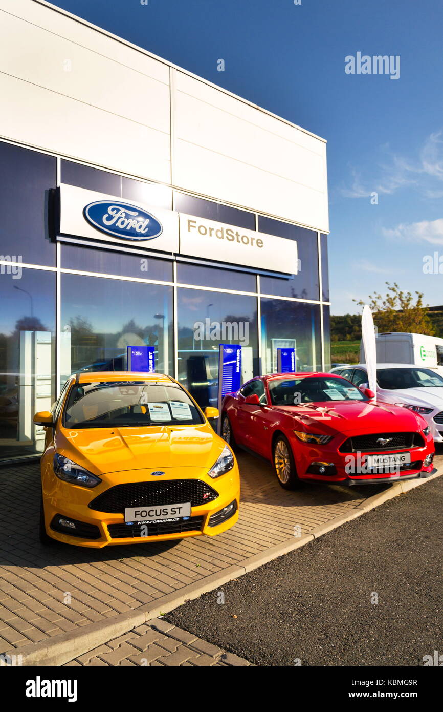 PRAGUE, CZECH REPUBLIC SEPTEMBER 29 Cars in front of Ford motor