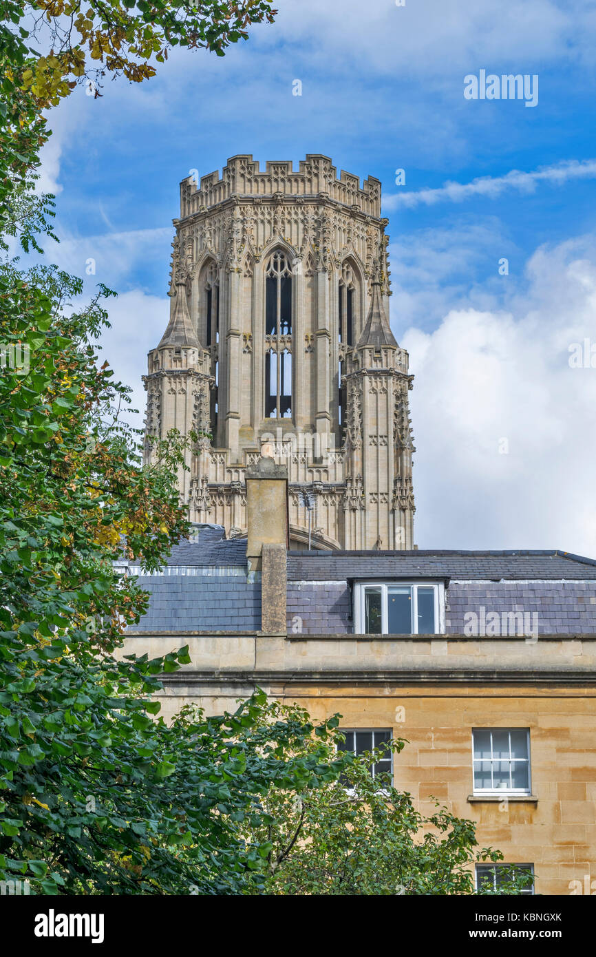 BRISTOL ENGLAND CITY CENTRE WILLS MEMORIAL BUILDING UNIVERSITY OF BRISTOL THE TOWER LOOMS OVER A BUILDING ON PARK STREET Stock Photo