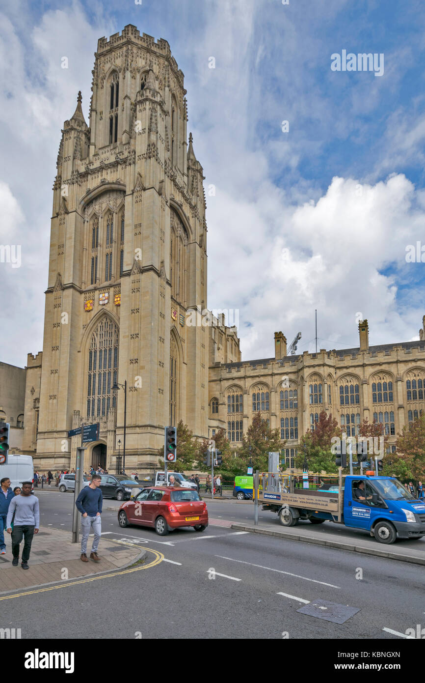 BRISTOL ENGLAND CITY CENTRE WILLS MEMORIAL BUILDING UNIVERSITY OF BRISTOL TRAFFIC ON PARK STREET Stock Photo