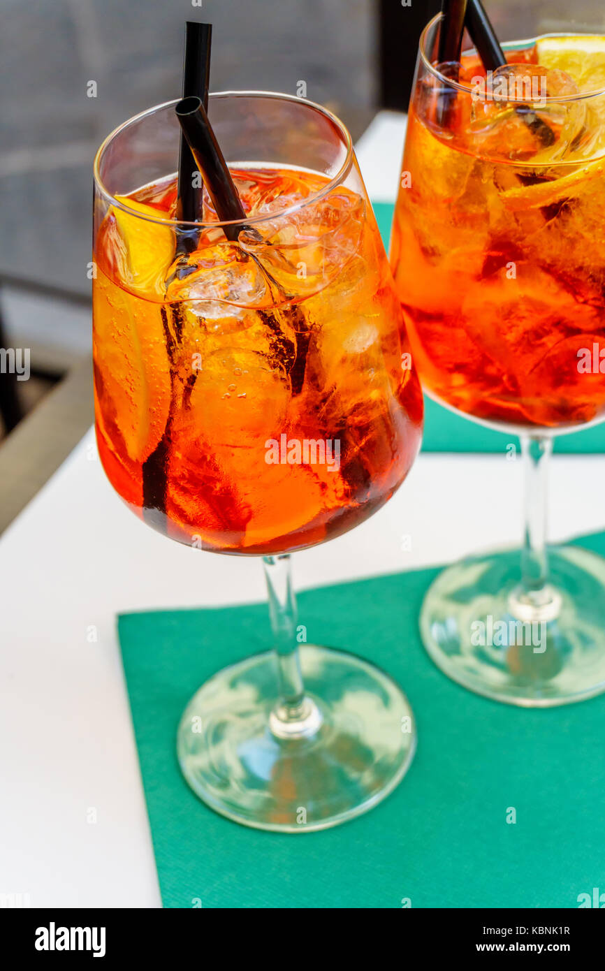 https://c8.alamy.com/comp/KBNK1R/aperol-spritz-cocktail-in-glass-KBNK1R.jpg