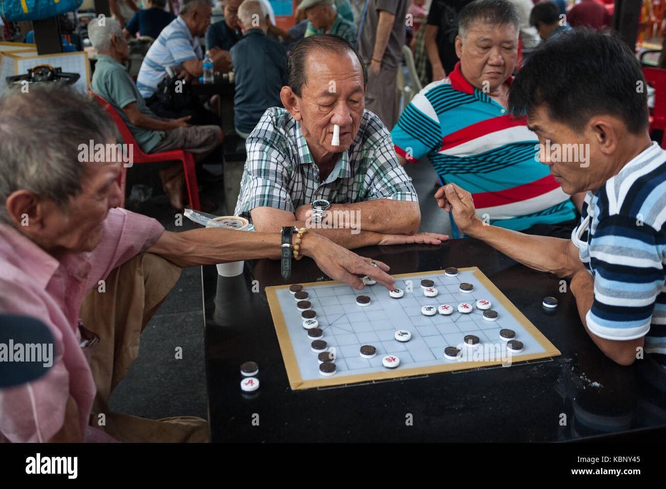 Cingapura-09 JUN 2018: Velho Chinês Joga Xadrez Na Cidade De Cingapura  China, Praça Aberta Imagem de Stock Editorial - Imagem de movimento,  verificadores: 161642239