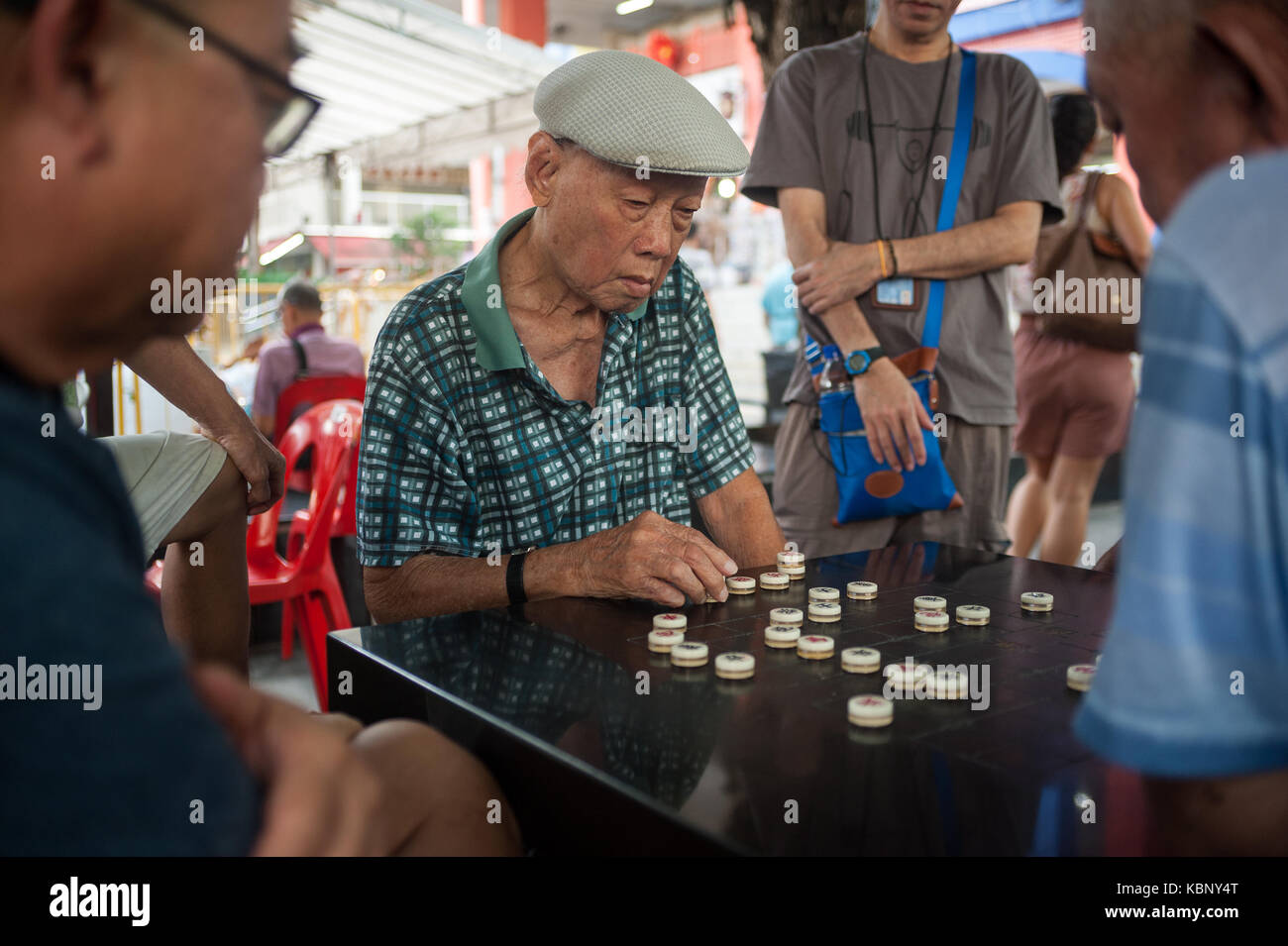 29.09.2017, Singapore, Republic of Singapore, Asia - Elderly men play ...