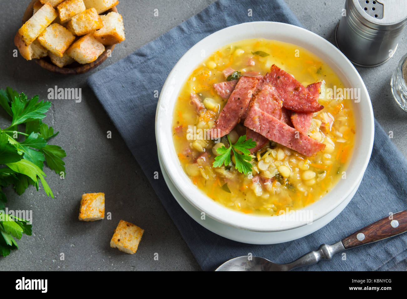 Гороховый суп с копченостями и гренками