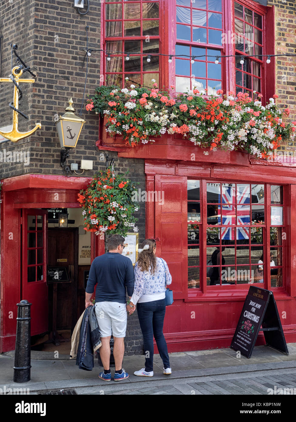 wallpapers The Anchor Bankside Pub London https www alamy com stock image southbank london couple outside the anchor bankside pub 162138869 html
