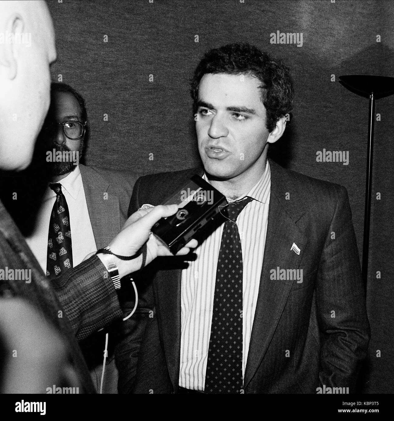 Karpov kasparov Black and White Stock Photos & Images - Alamy