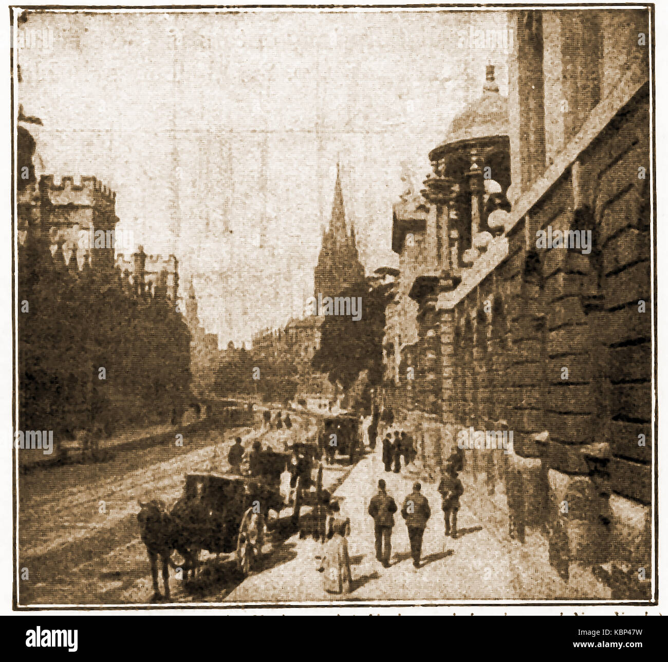 A rare 1904 vintage photograph of the High Street at Oxford, England showing hansom cabs and other taxis waiting for passengers Stock Photo