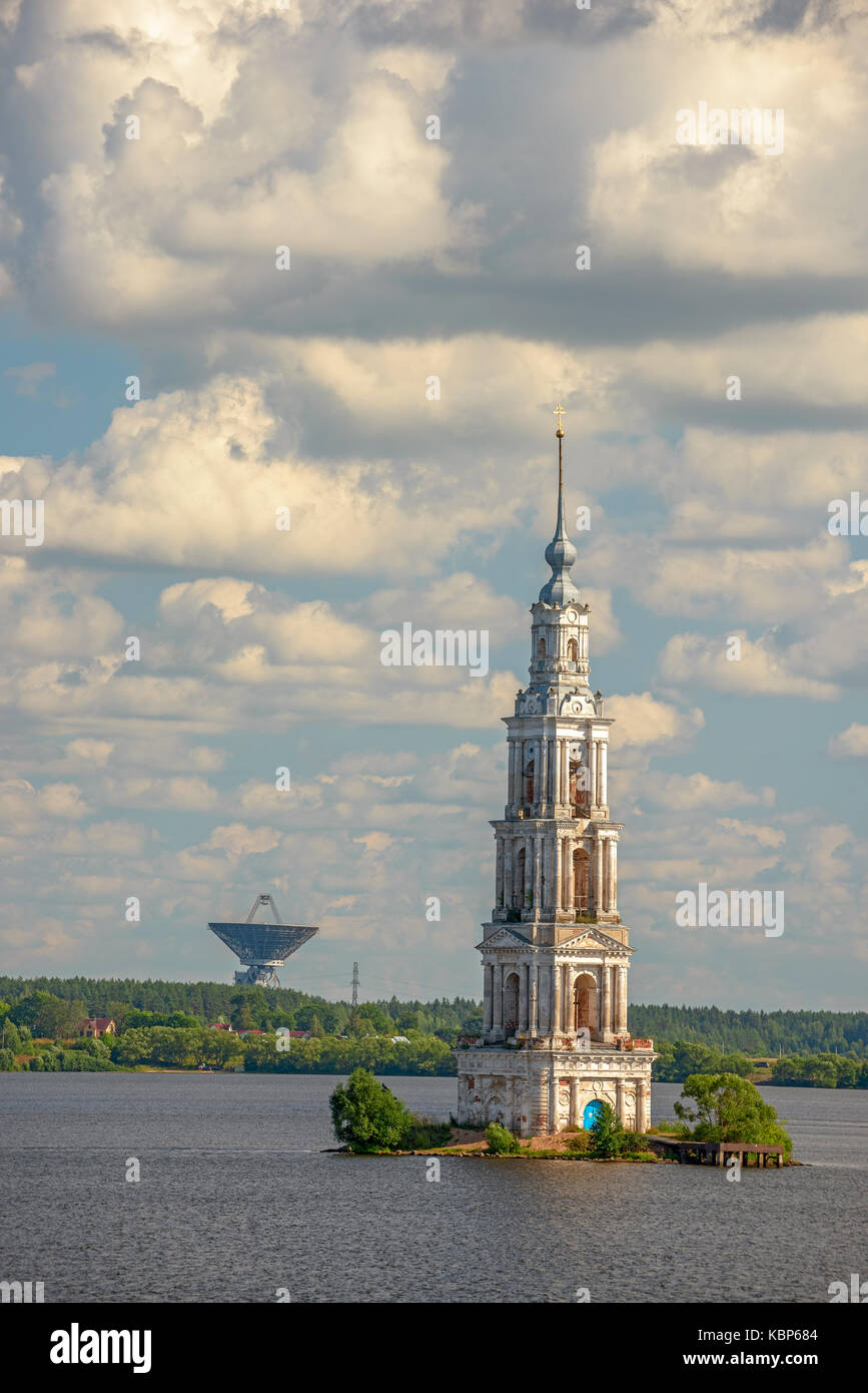 Колокольня посреди волги