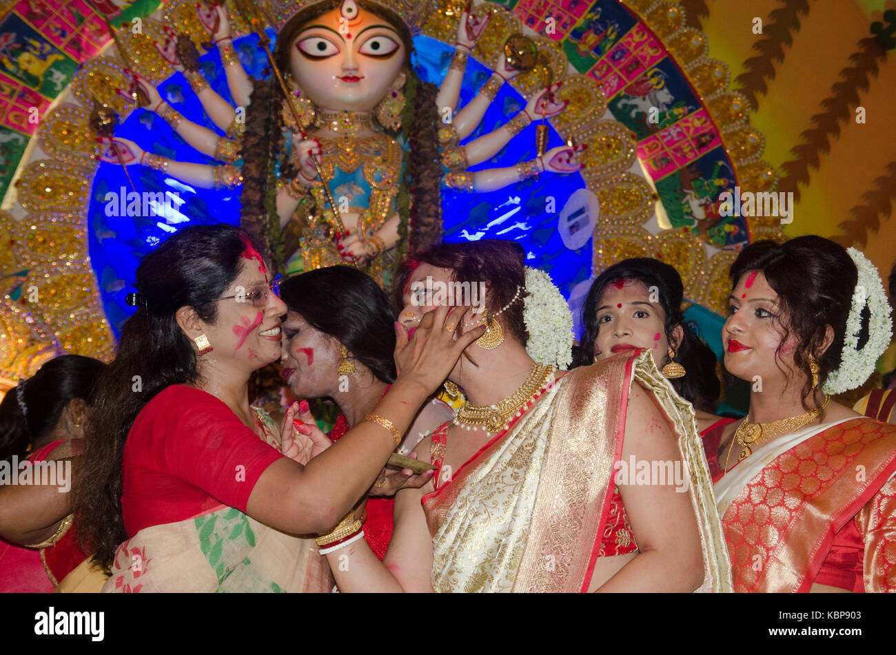 Kolkata, India. 30th Sep, 2017. Women & Child Development and Social Welfare Minster Dr. Shashi Panja apply vermilion on a transgender person as they perform Sidur Khela or Baran rituals before the immersion of goddess Durga on the last day of Durga Puja inside a pandal or temporary platform in Kolkata, West Bengal, India on 30 September 2017. Credit: Avijit Ghosh/Pacific Press/Alamy Live News Stock Photo