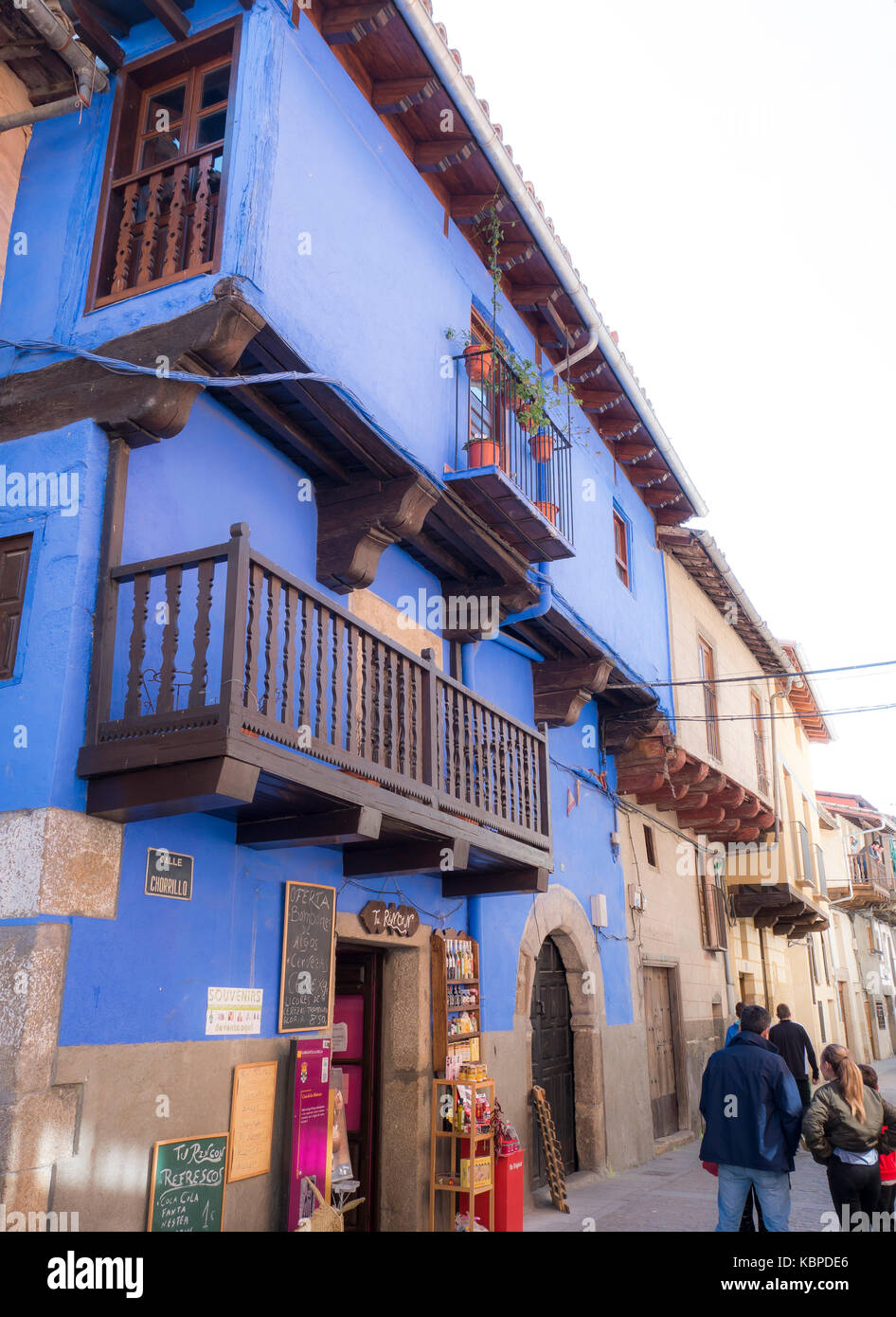 Casa azul en Garganta la Olla. Cáceres. Extremadura. España Stock Photo