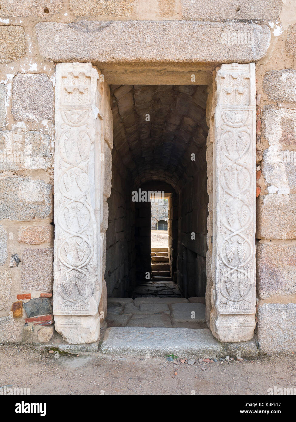 Aljibe musulmán (entrada) con dos puertas opuestas. Mérida. Badajoz. Extremadura. España Stock Photo