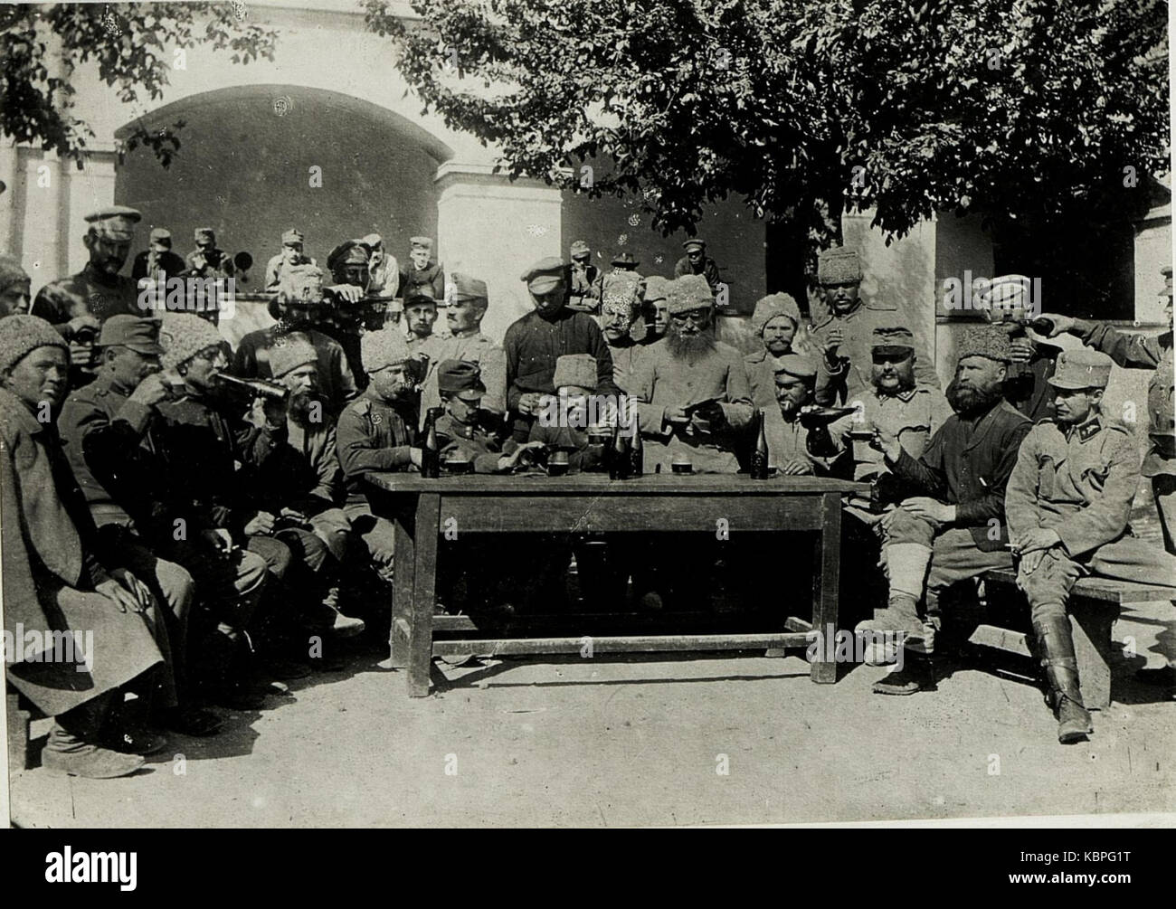 Kriegsgefangene in der Sammelkaserne Munkacs. (BildID 15431646) Stock Photo