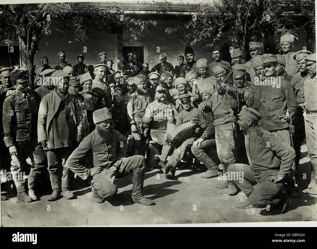 Kriegsgefangene in der Sammelkaserne Munkacs. (BildID 15431639) Stock Photo