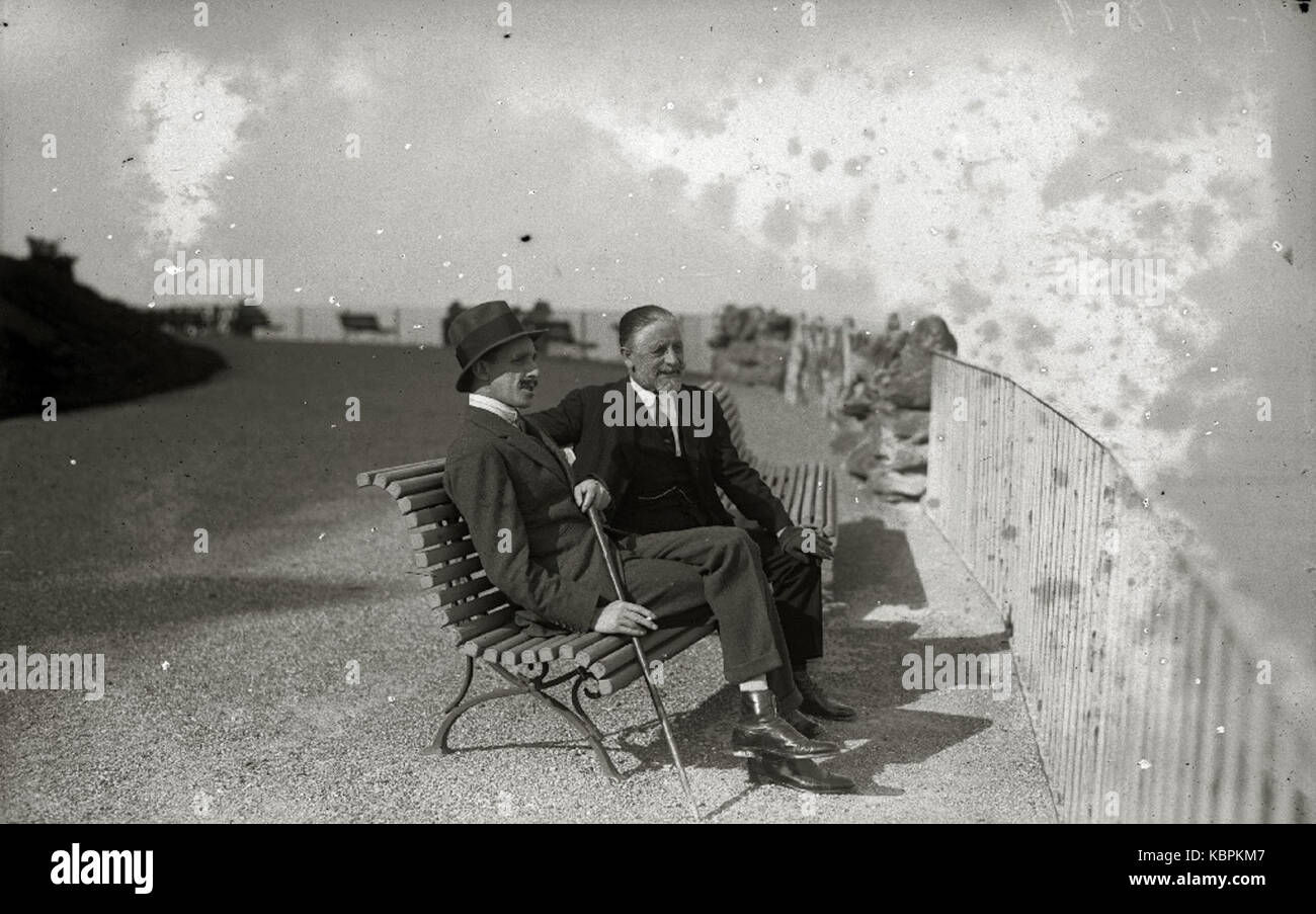 Alfonso XIII junto a un hombre sentado en una terraza de Igeldo (1 de 1)   Fondo Car Kutxa Fototeka Stock Photo