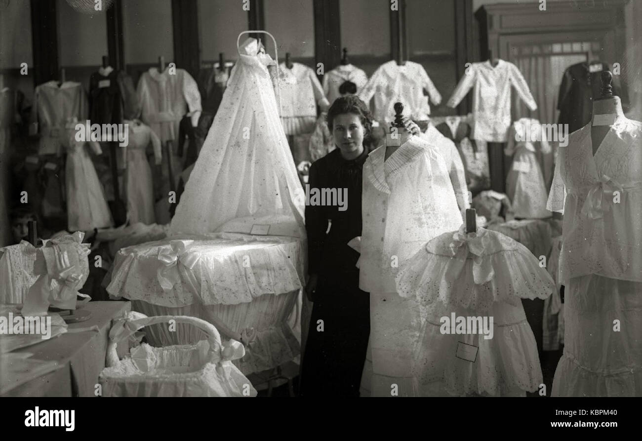 Grupo de mujeres de la Escuela de Artes y Oficios (2 de 2) Fondo Car