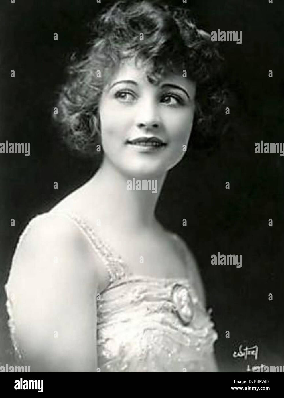 Nina Siemaszko pictures Gertrude Sterroll photo