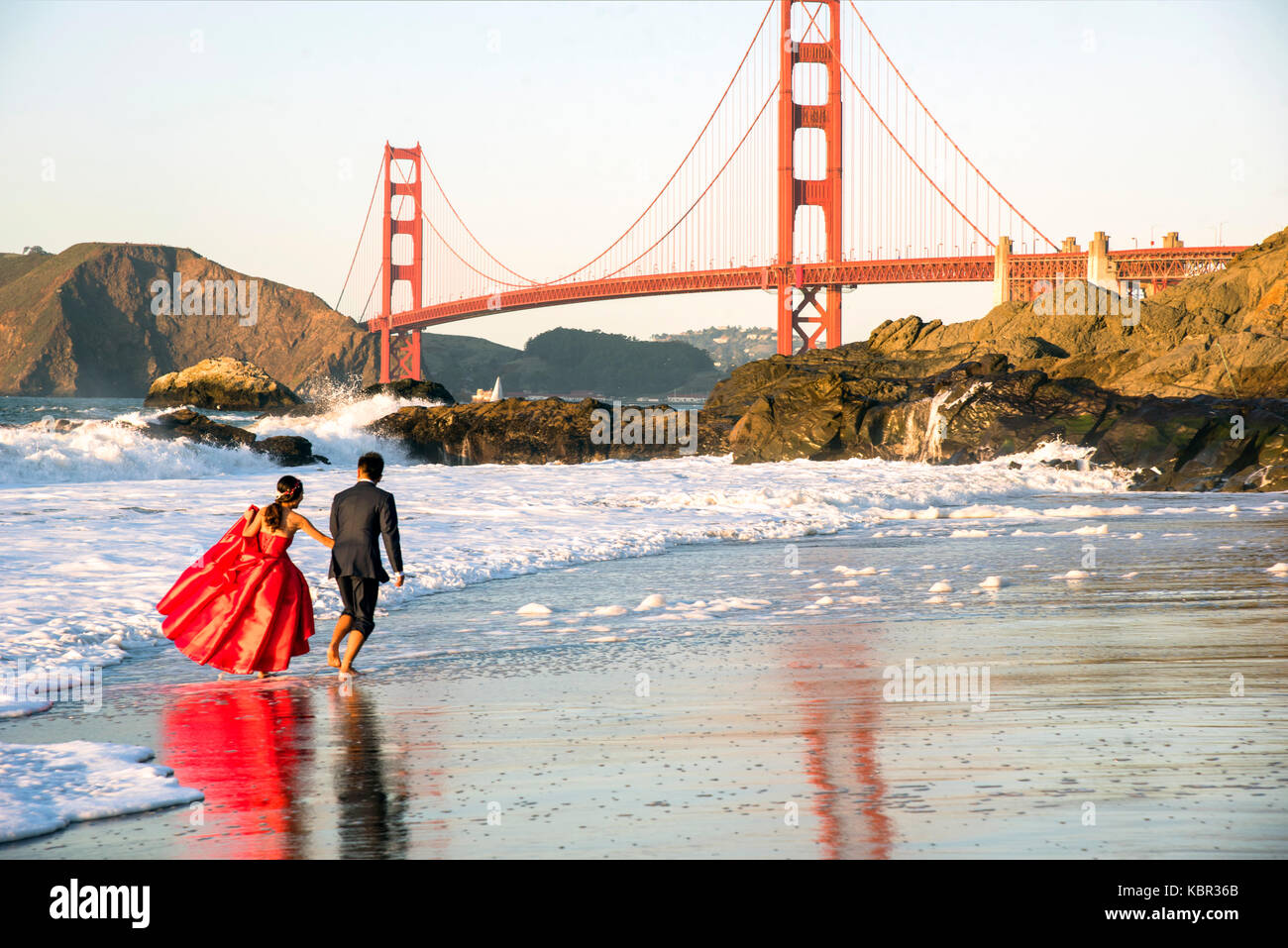 Wedding photo, Baker Beach, Golden Gate Bridge, San Francisco California USA Stock Photo