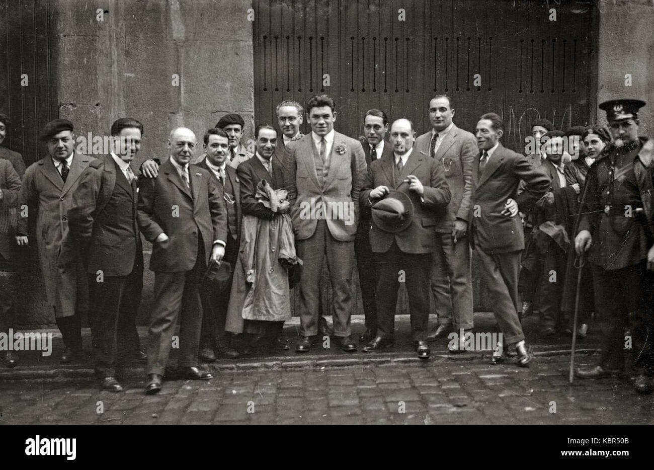 Paulino Uzcudun junto a un grupo de personas (1 de 2) Fondo Car Kutxa