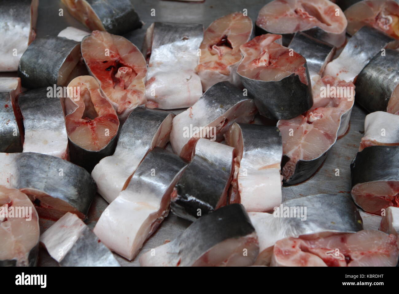 Fisch in Scheiben auf einem asiatischen Markt Stock Photo