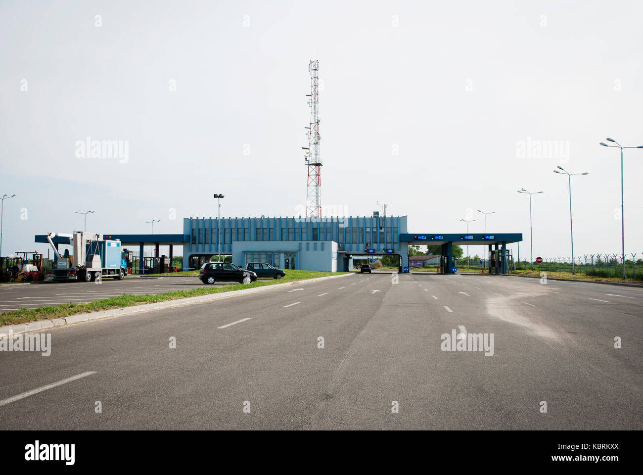 Border crossing checkpoint between Romania (Zimbolia) and Serbia (Srpska  Crnja Stock Photo - Alamy