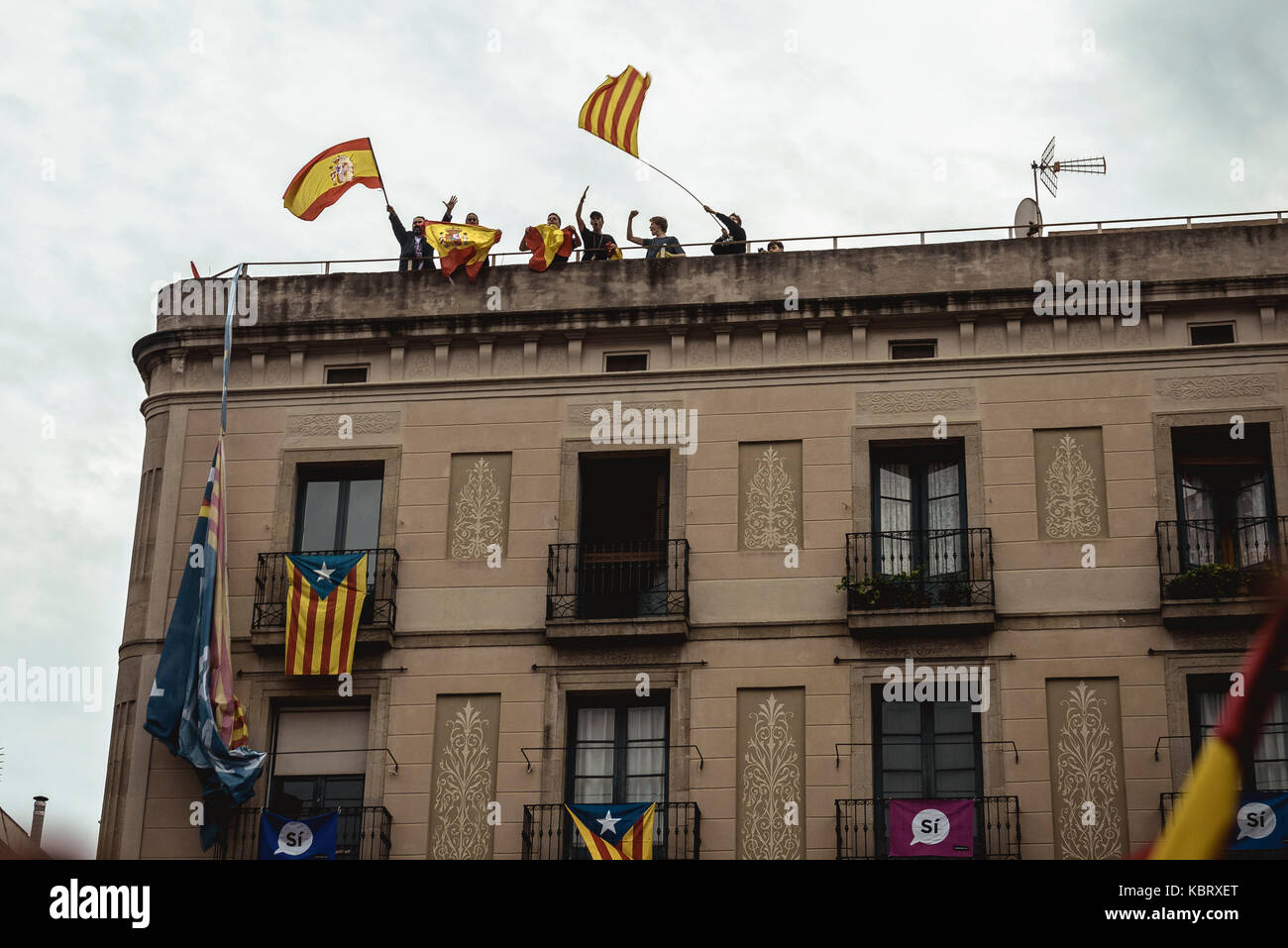 Barcelona, Spain. 30th Sep, 2017. Anti-independence demonstrators wave their flags after climbing onto a roof top and stipulate a pro-referendum banner in front of the Generalitat de Catalunya, the regional government, in protest for the unity of Spain on the eve of a planned secession referendum at October1st. Spain's constitutional court has suspended the Catalan referendum law after the Central Government has challenged it in the Courts Credit: Matthias Oesterle/Alamy Live News Stock Photo