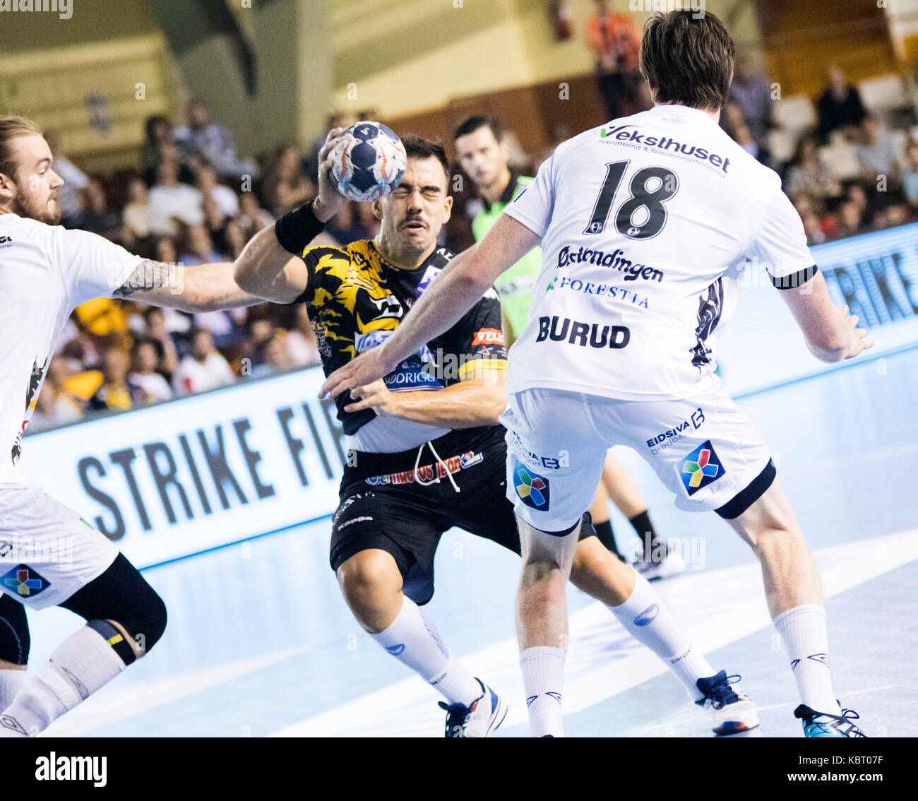 Leon, Spain. 30th September, 2017. Jonas Burud (Elverum Handball) tries to  steal the ball to Alex Costoya (Winger, CB Ademar Leon) during the handball  match of 2017/2018 EHF Champions League group stage