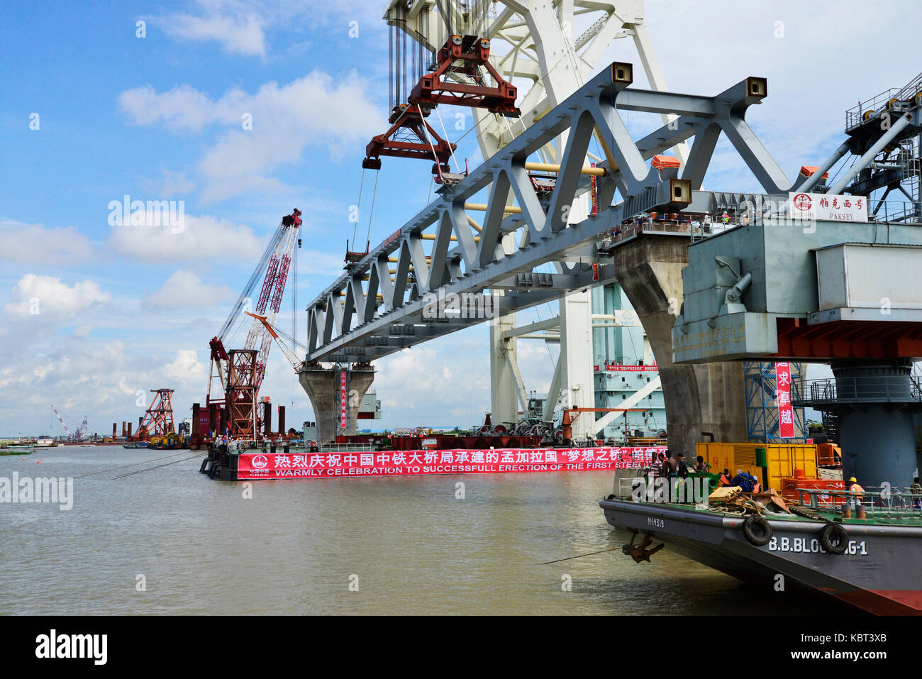 Shariatpur, Bangladesh. 30th September, 2017. A span is placed on the