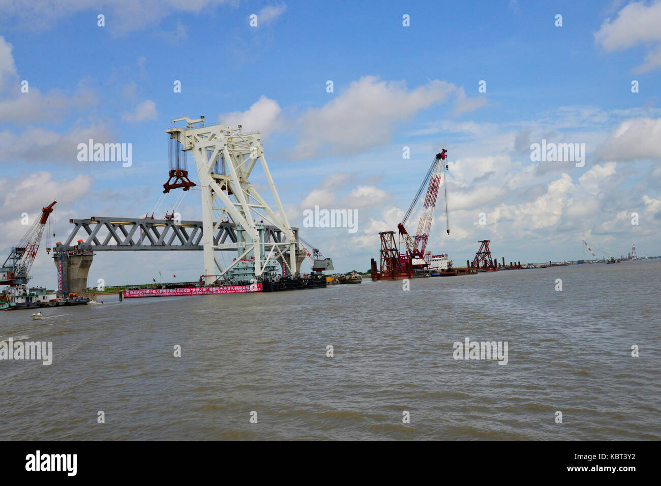Shariatpur, Bangladesh. 30th September, 2017. A span is placed on the