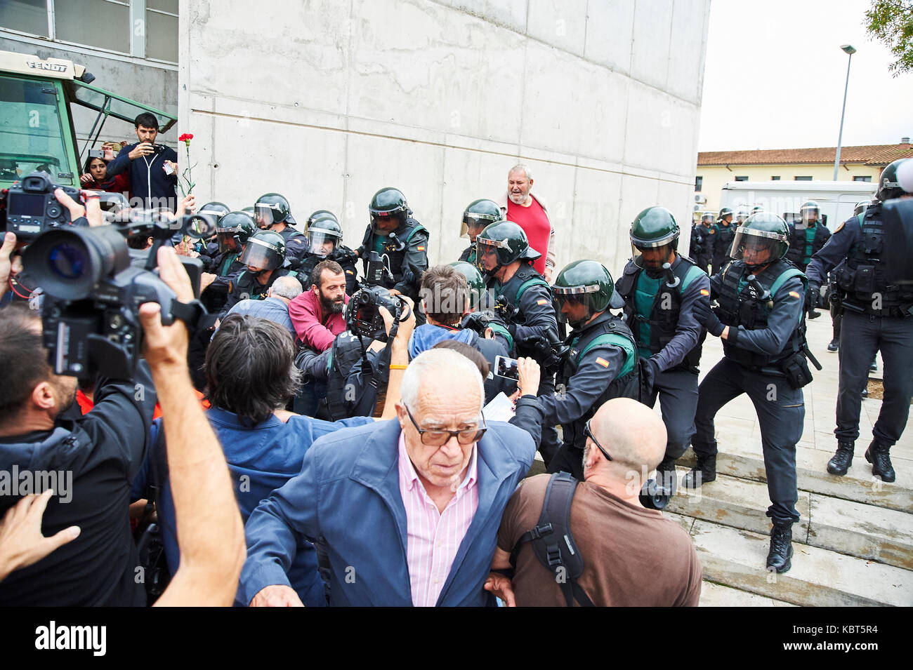 Girona, Spain. 1 October, 2017. Sant Julia de Ramis, place of vote of the catalan president Carles Puigdemont. The Guardia Civil charge against the people impeding that makes a vote. The referendum has been deemed illegal by the Spanish government in Madrid Credit: Pablo Guillen/Alamy Live News Stock Photo