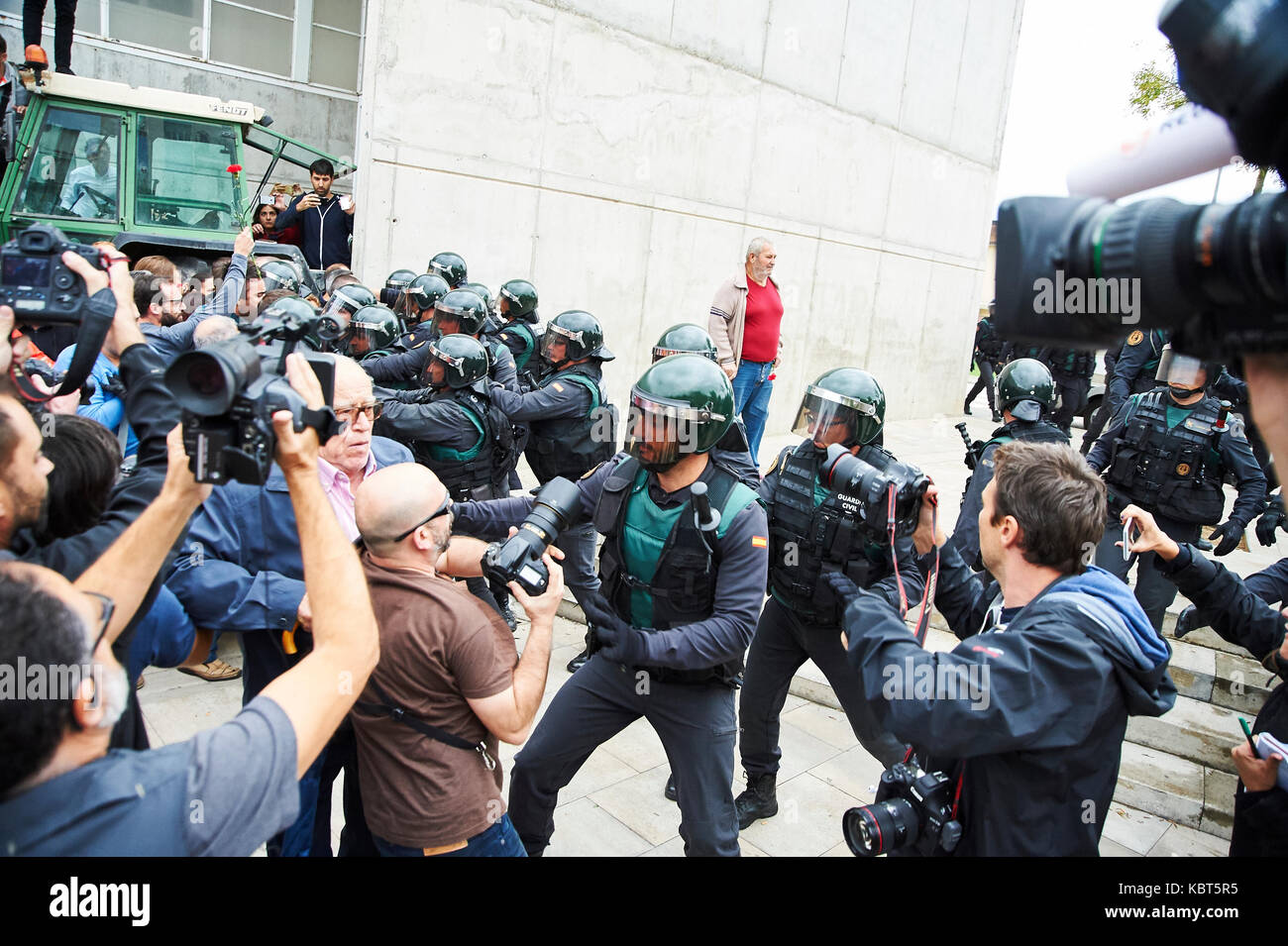 Girona, Spain. 1 October, 2017. Sant Julia de Ramis, place of vote of the catalan president Carles Puigdemont. The Guardia Civil charge against the people impeding that makes a vote. The referendum has been deemed illegal by the Spanish government in Madrid Credit: Pablo Guillen/Alamy Live News Stock Photo