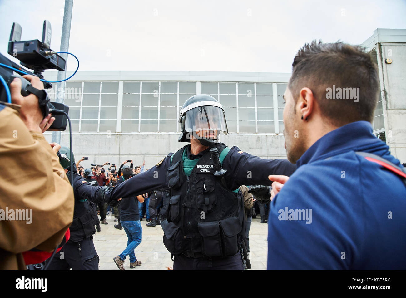 Girona, Spain. 1 October, 2017. Sant Julia de Ramis, place of vote of the catalan president Carles Puigdemont. The Guardia Civil charge against the people impeding that makes a vote. The referendum has been deemed illegal by the Spanish government in Madrid Credit: Pablo Guillen/Alamy Live News Stock Photo