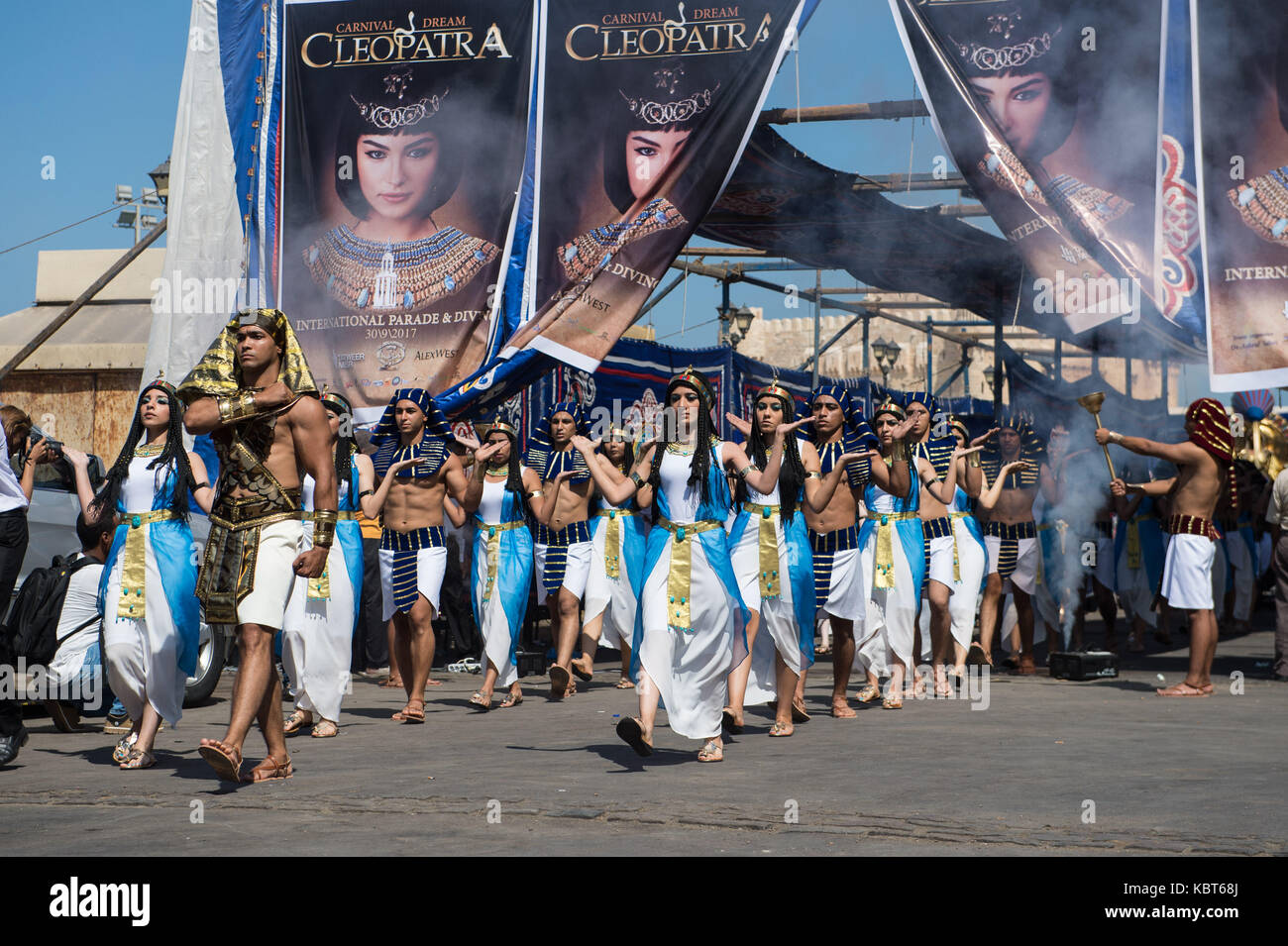 Alexandria, Egypt. 30th Sep, 2017. Performers dressed in ancient Egyptian outfits participate in a festive event themed 'Cleopatra's Dream', in Alexandria City, Egypt, Sept. 30, 2017. The Egyptian coastal province of Alexandria on Saturday held a festive event themed 'Cleopatra's Dream' to highlight the discovered sunken palace and city of the ancient Egyptian queen. Credit: Meng Tao/Xinhua/Alamy Live News Stock Photo