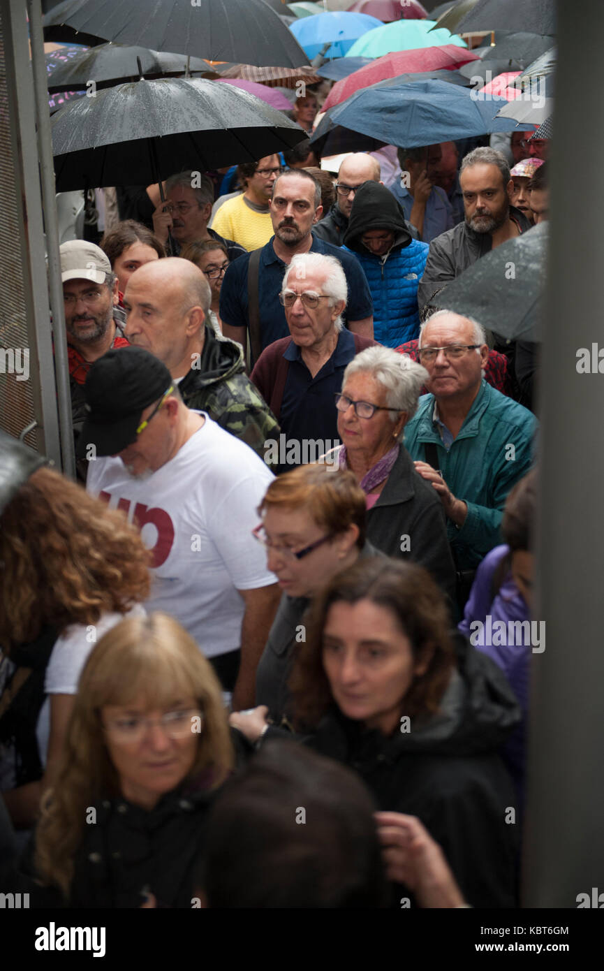Barcelona, Catalonia. October 1, 2017. Hundreds of people remain waiting for their turn to be able to vote, in the electoral college llachuna de poblenou is being carried out with total normality throughout the morning, only small incidents with internet. Credit: Charlie Perez/Alamy Live News Stock Photo