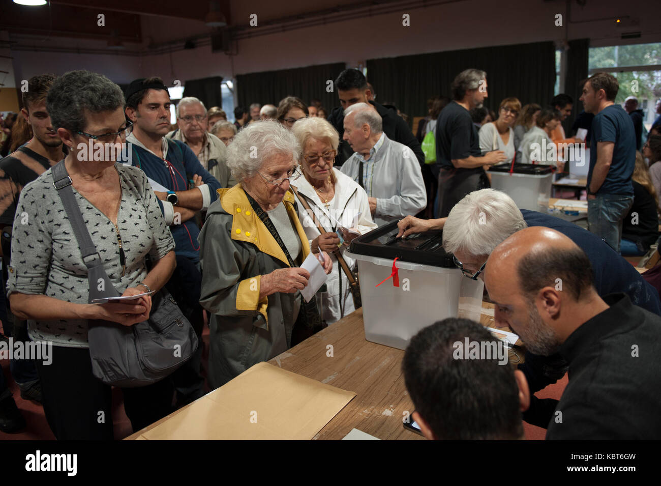 Barcelona, Catalonia. October 1, 2017. Spain. Voters collect ballots and vote in the electoral college llacuna where the vote is being made with total normality. Credit: Charlie Perez/Alamy Live News Stock Photo