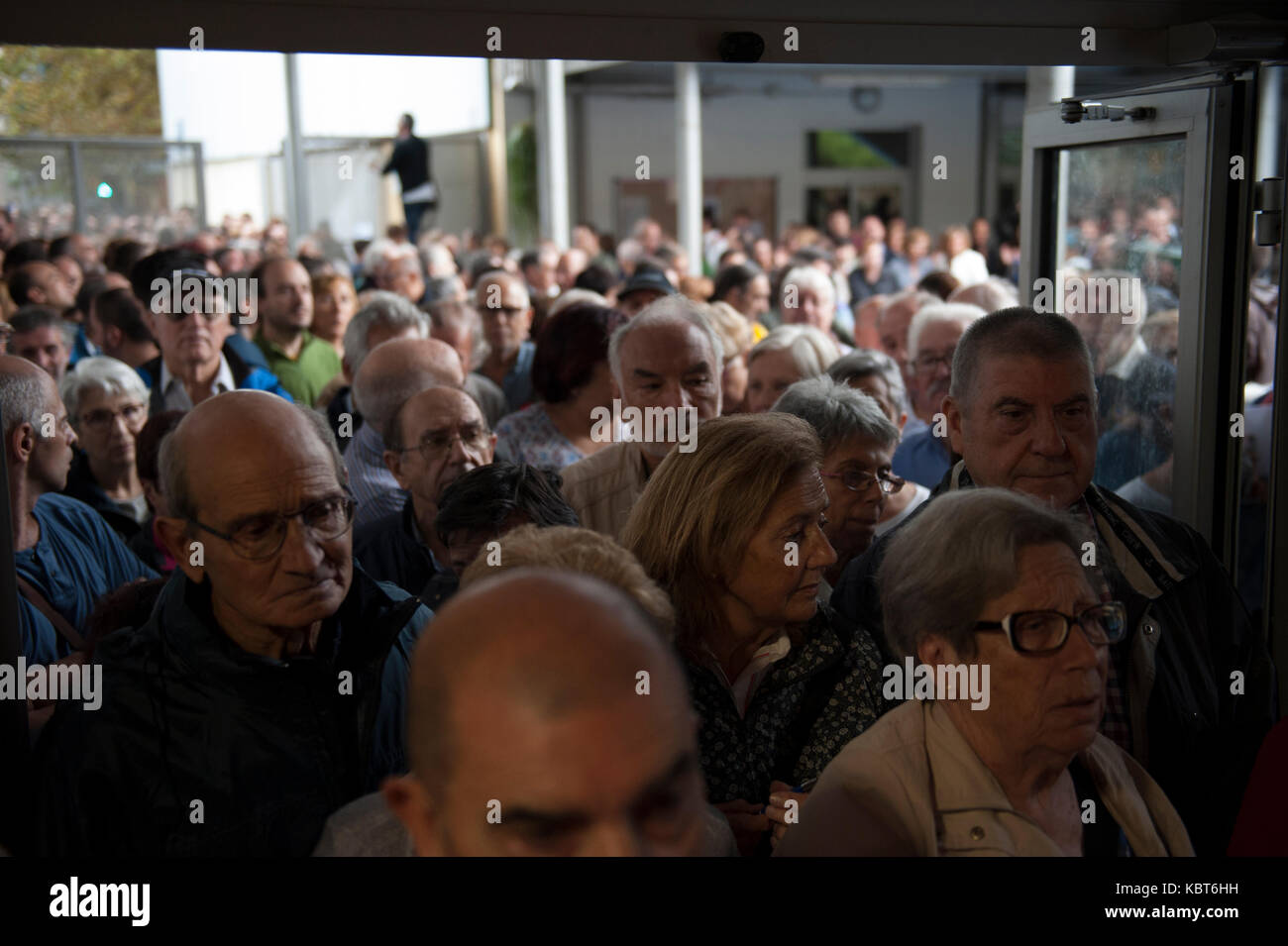 Barcelona, Catalonia. October 1, 2017. Hundreds of people remain waiting for their turn to be able to vote, in the electoral college llachuna de poblenou is being carried out with total normality throughout the morning, only small incidents with internet. Credit: Charlie Perez/Alamy Live News Stock Photo