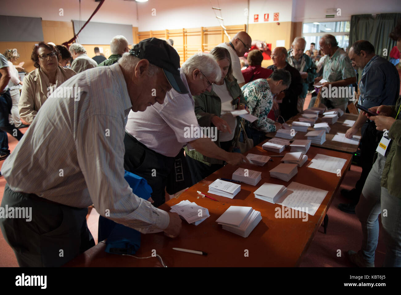 Barcelona, Catalonia. October 1, 2017. Spain. Voters collect ballots and vote in the electoral college llacuna where the vote is being made with total normality. Credit: Charlie Perez/Alamy Live News Stock Photo