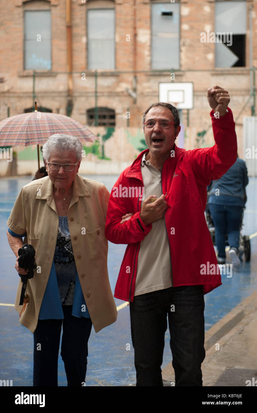 Barcelona, Catalonia. October 1, 2017. Whole families come out excited once they exercise their right to vote. Credit: Charlie Perez/Alamy Live News Stock Photo