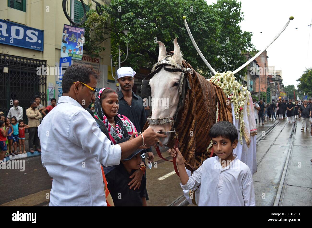 Kolkata,India 30th September,17.Shia muslim people are performing different activities during Muharram in respect of Hussain Ali who was martyred in the Battle of Karbala.They are feeding the horse in between the procession. Credit : Dipayan Bose/Alamy live news Stock Photo