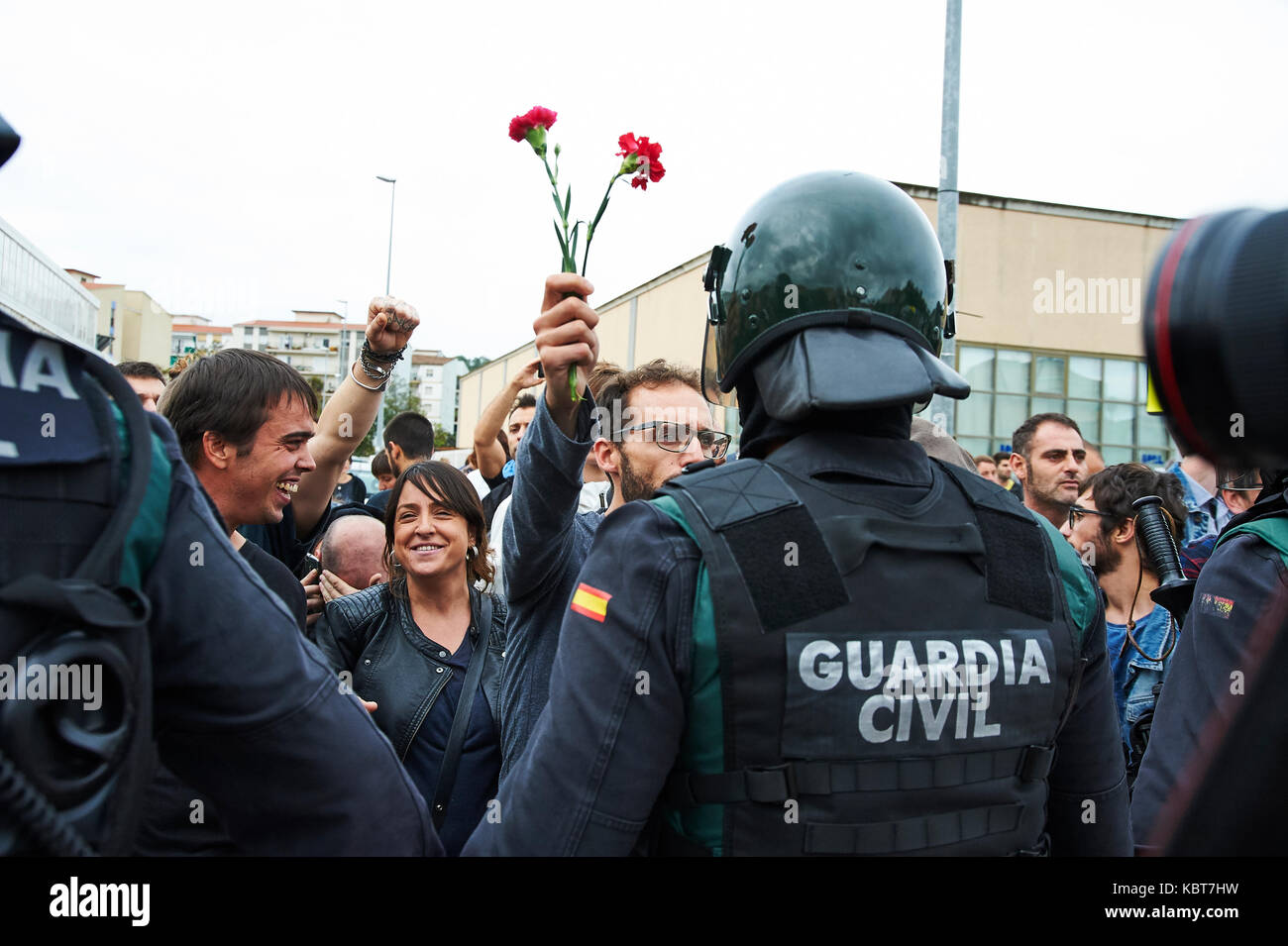 Sant Julia de Ramis, Girona, Spain. 1 October, 2017. A men holds a couple of flowers during the charges from the Spanish police against the people impeding that makes a vote. The referendum has been deemed illegal by the Spanish government in Madrid Credit: Pablo Guillen/Alamy Live News Stock Photo
