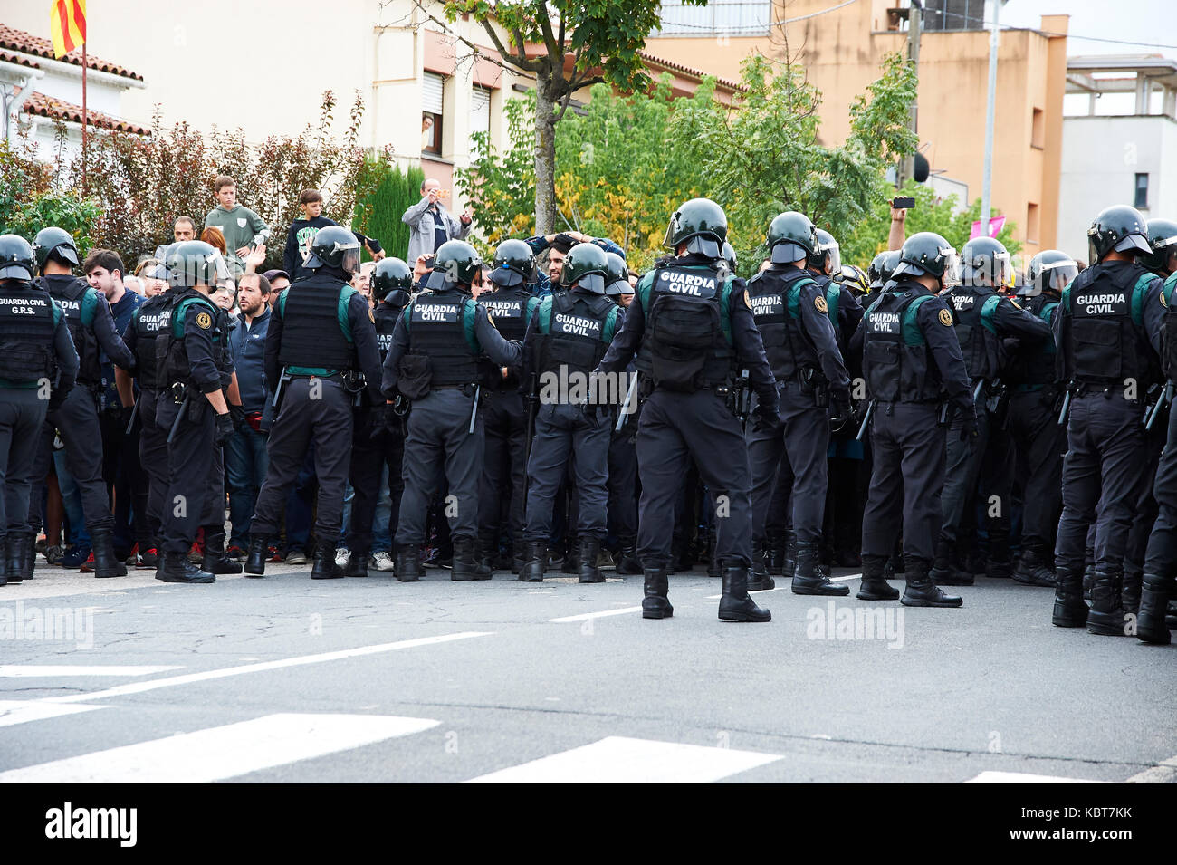 Sant Julia de Ramis, Girona, Spain. 1 October, 2017. The Spanish police charges against the people impeding that makes a vote. The referendum has been deemed illegal by the Spanish government in Madrid Credit: Pablo Guillen/Alamy Live News Stock Photo