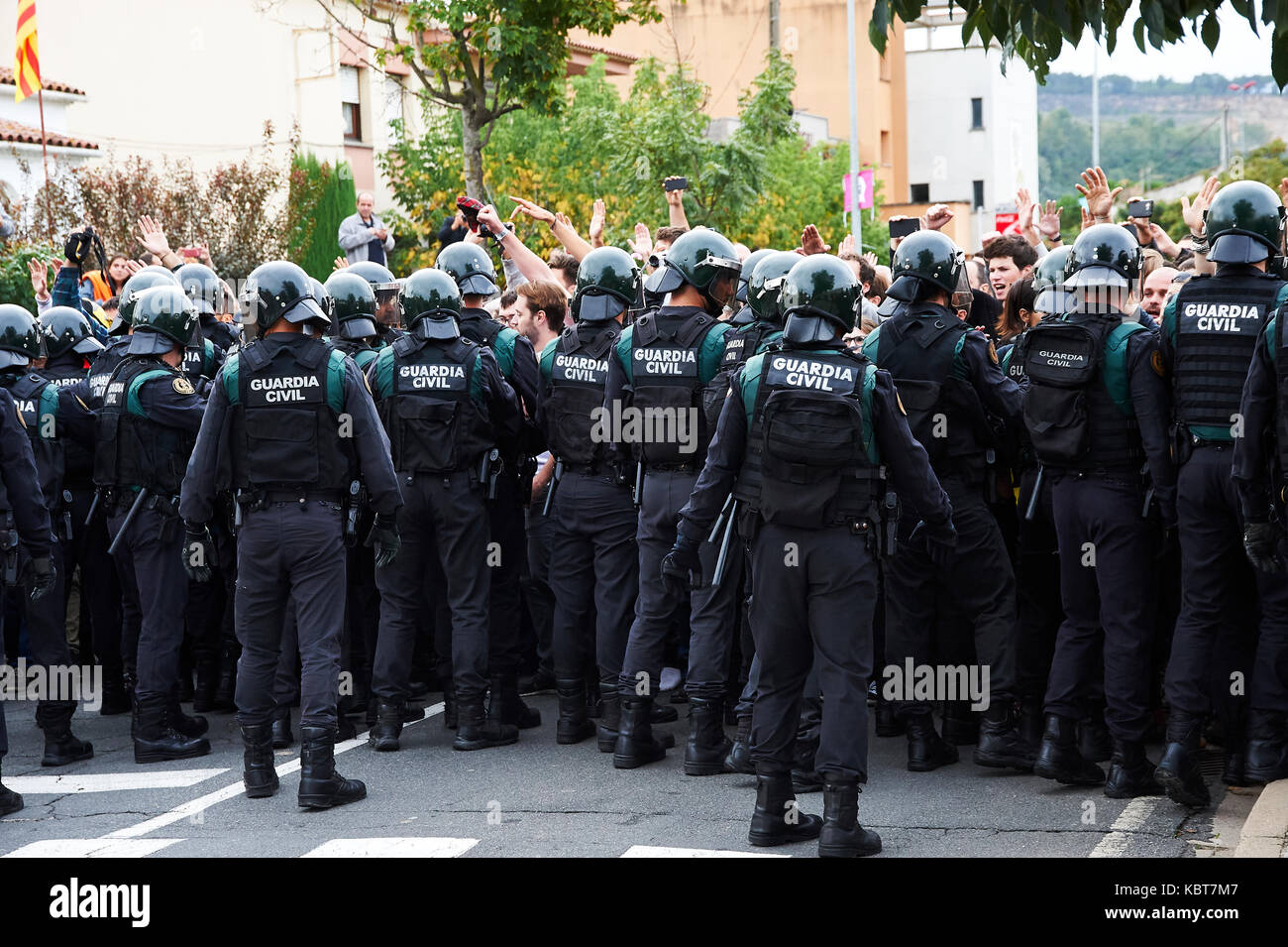 Sant Julia de Ramis, Girona, Spain. 1 October, 2017. The Spanish police charges against the people impeding that makes a vote. The referendum has been deemed illegal by the Spanish government in Madrid Credit: Pablo Guillen/Alamy Live News Stock Photo