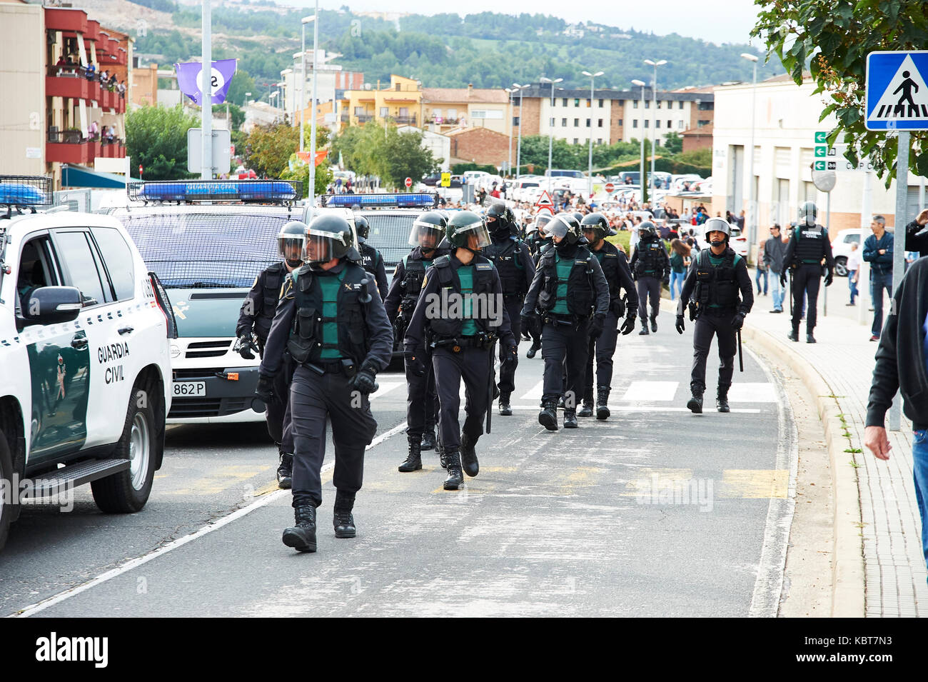 Sant Julia de Ramis, Girona, Spain. 1 October, 2017. The Spanish police leaves the city after charges against the people impeding that makes a vote. The referendum has been deemed illegal by the Spanish government in Madrid Credit: Pablo Guillen/Alamy Live News Stock Photo
