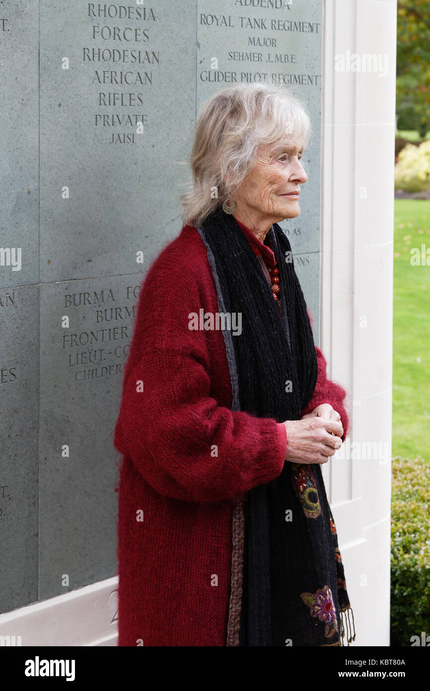 Commonwealth War Graves Cemetery Brookwood Surrey England. Virginia McKenna at the 1935-45 Memorial (carrying the inscription to Violet Szabo whom she played in the 1958 film). Stock Photo
