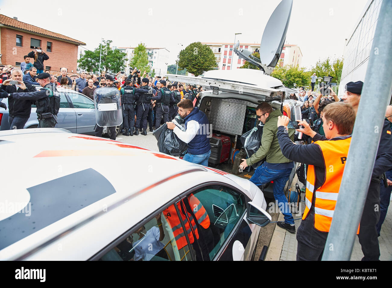 Sant Julia de Ramis, Girona, Spain. 1 October 2017.  Spanish Guardia Civil seize ballot boxes from Sant Julia de Ramis. The referendum has been deemed illegal by the Spanish government in Madrid Credit: Pablo Guillen/Alamy Live News Stock Photo