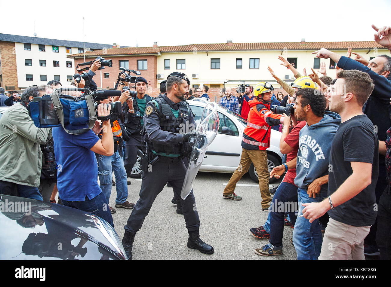 Sant Julia de Ramis, Girona, Spain. 1 October, 2017. The Spanish police charges against the people impeding that make a vote. The referendum has been deemed illegal by the Spanish government in Madrid Credit: Pablo Guillen/Alamy Live News Stock Photo