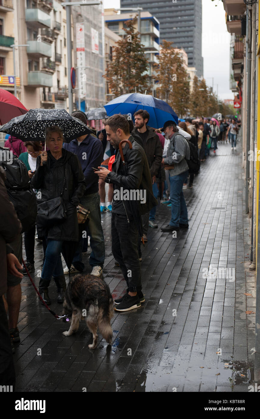 Barcelona, Catalonia. October 1, 2017. Long queues of voters with people of all ages patiently wait their turn with waits of several hours. Credit: Charlie Perez/Alamy Live News Stock Photo