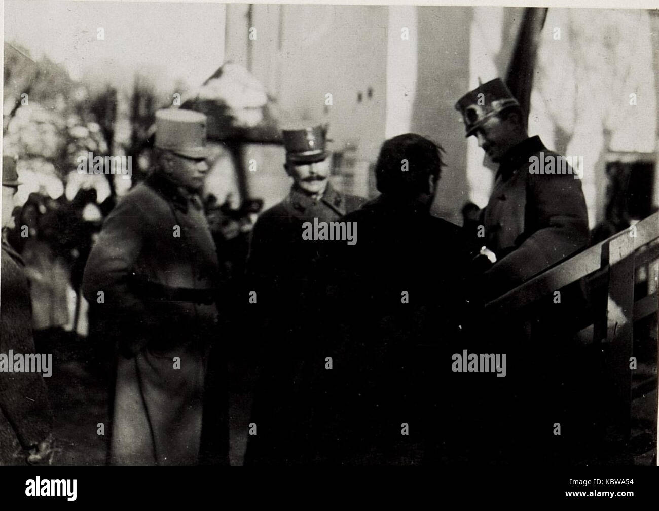 Kaiser Karl beim 14. Korps am 4.1.1916. Bruneck, beim eisernen Wehrmann, links Exzellenz von Roth und Feldmarschallleutenant Goiginger. (BildID 15579622) Stock Photo