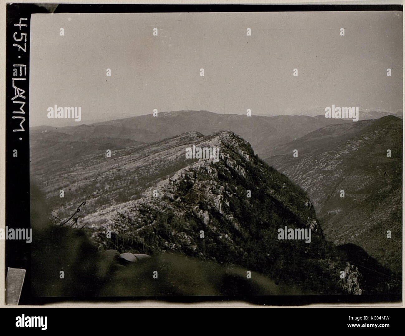 Ansicht der von den Italienern besetzten Stellungen gegen den Steilabfall des Monte Sabotino, gesehen vom Beobachtungsstand am Kamm (s.455 6!) (BildID 15732712) Stock Photo