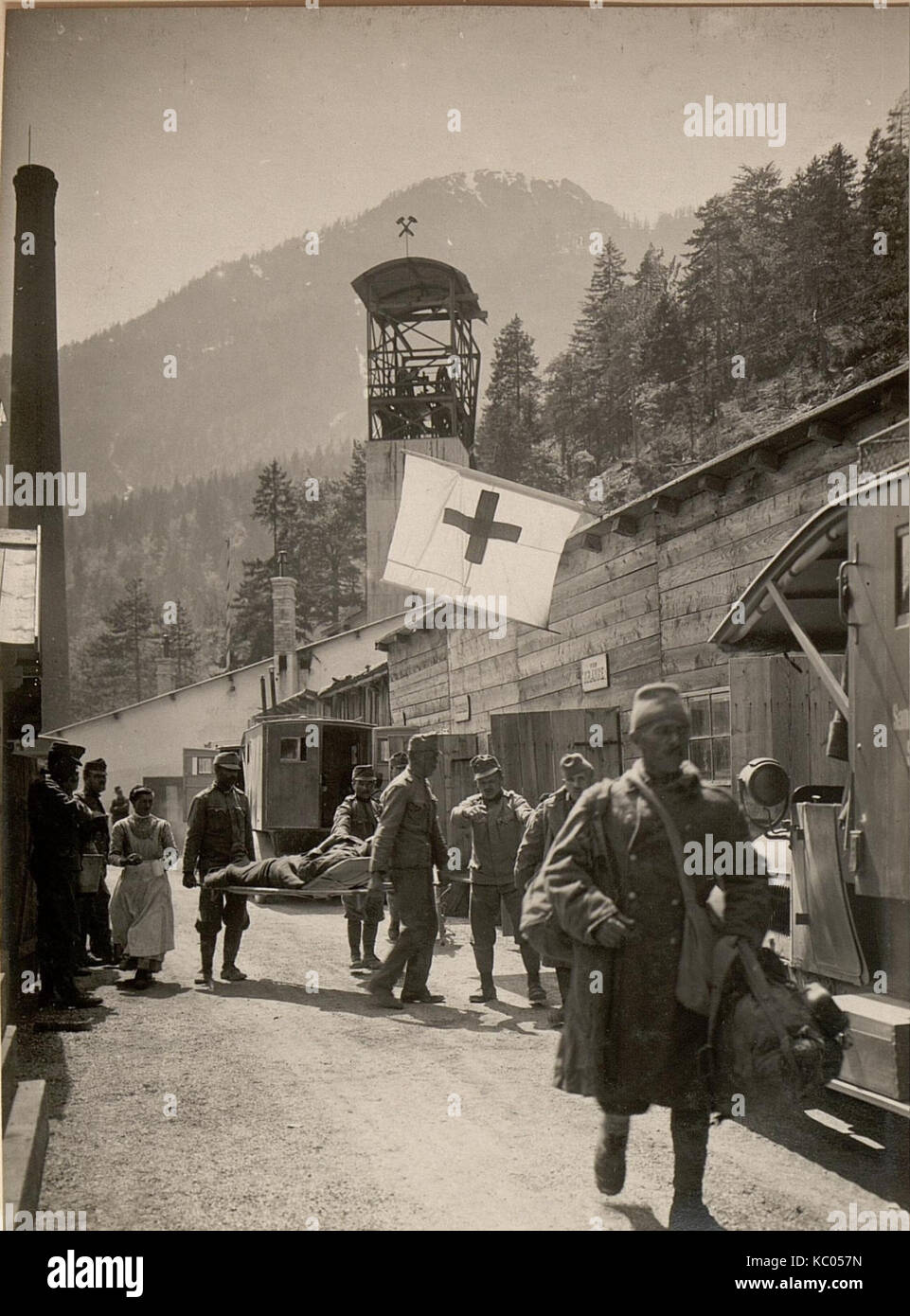 Verwundeten Abtransport in Raibl. Aufgen.am 22. Mai 1916. (BildID 15476140) Stock Photo